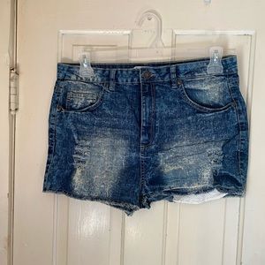 Jean shorts with lace detailed pockets